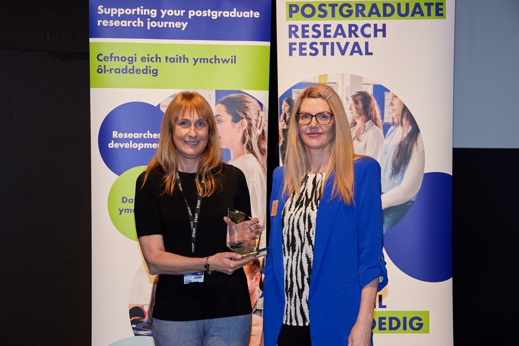 Dr Joanna Rydzewska receiving an award